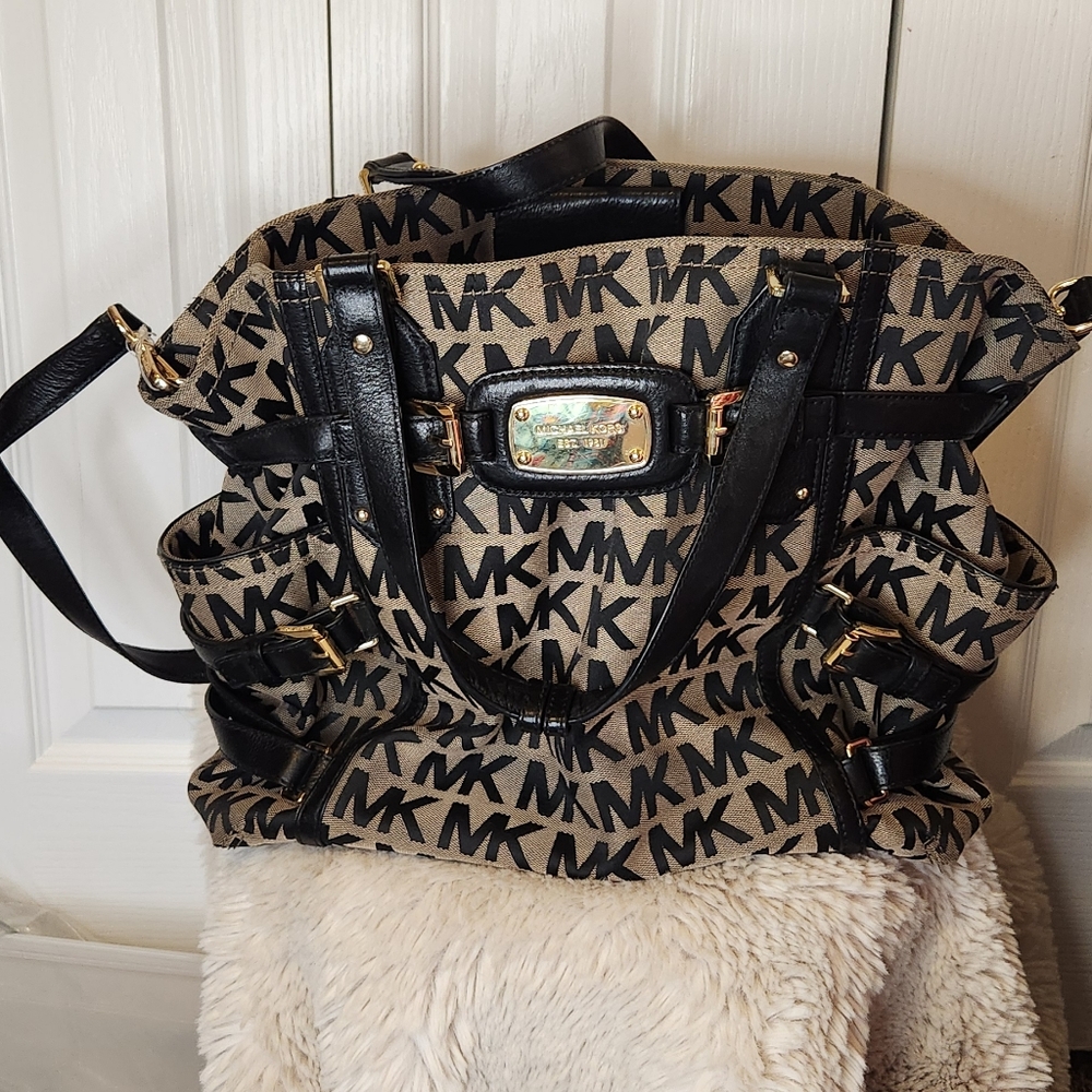 Michael Kors signature bag lots of pockets tan and black Shoulder Handbag Large
